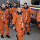 Los astronautas utilizan los trajes ACES (Advanced Crew Escape Suit) durante las fases de despegue y aterrizaje.